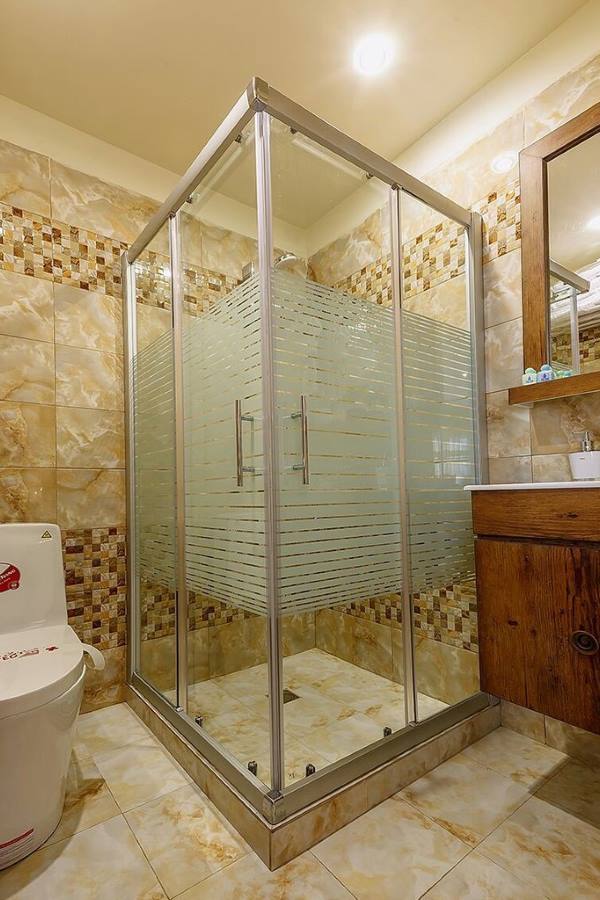 Bahar hotel shower